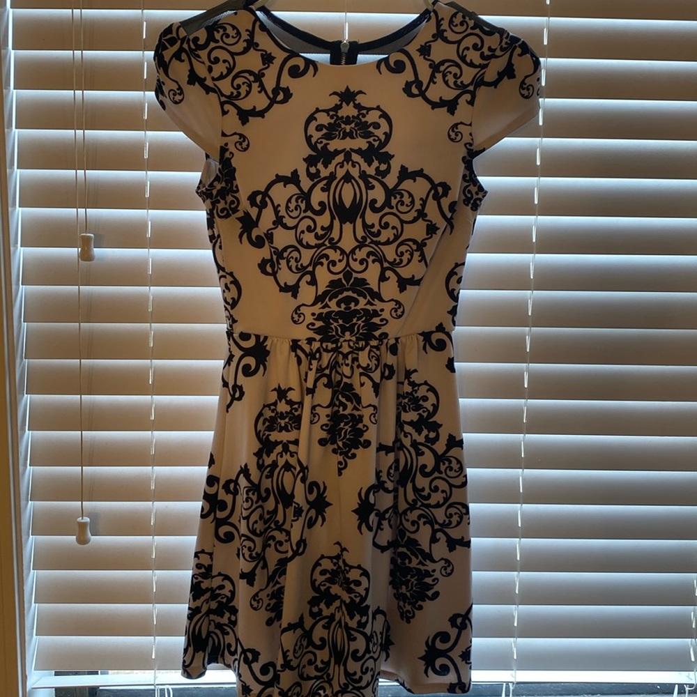 Beautiful black and white dress for young girls with flowers size 12